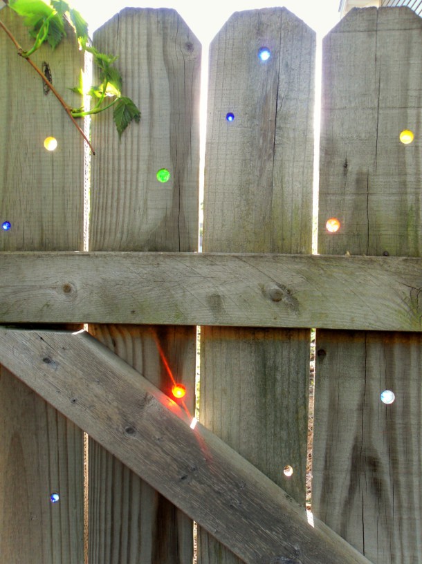 Sparkling Fence Garden Decor Ideas