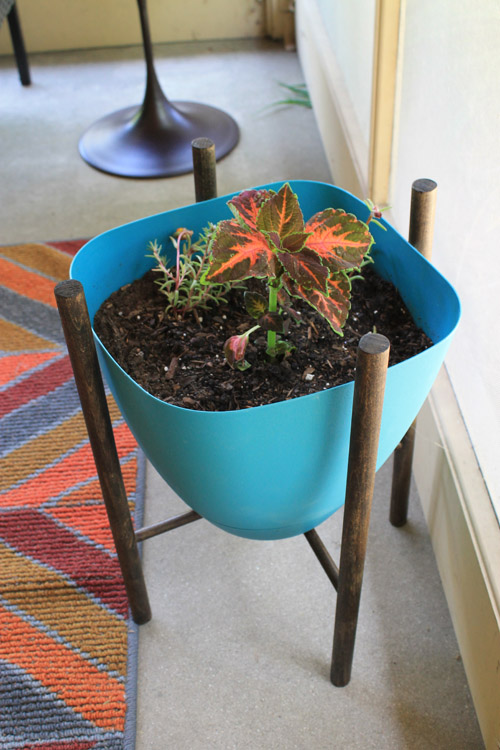 Place Your Plant Pot On A Single DIY Plant Stand