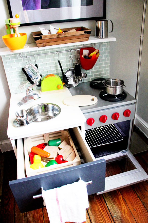 16 DIY Play Kitchen That Will Provide Hours Of Fun To Your Kids – Home And Gardening Ideas